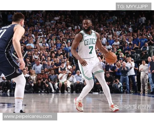 凯尔特人全力防守东契奇怀特精彩断球后快攻上篮得分 凯尔特人全力防守东契奇怀特精彩断球后快攻上篮得分