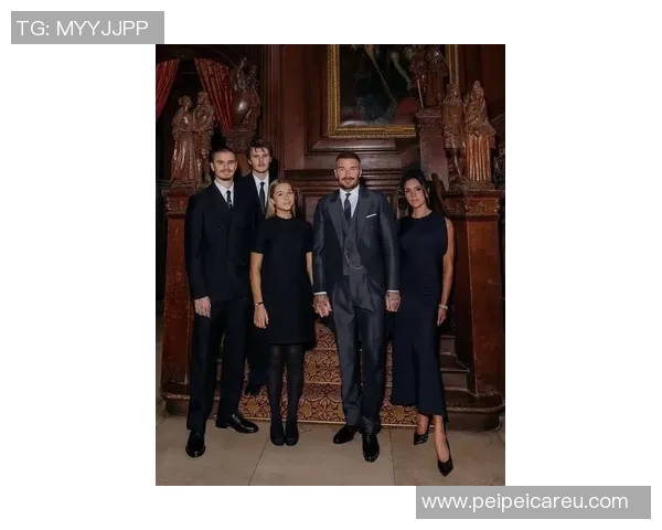 50岁贝克汉姆单膝下跪接受英王亲封爵士，合不拢嘴，父母爱妻见证