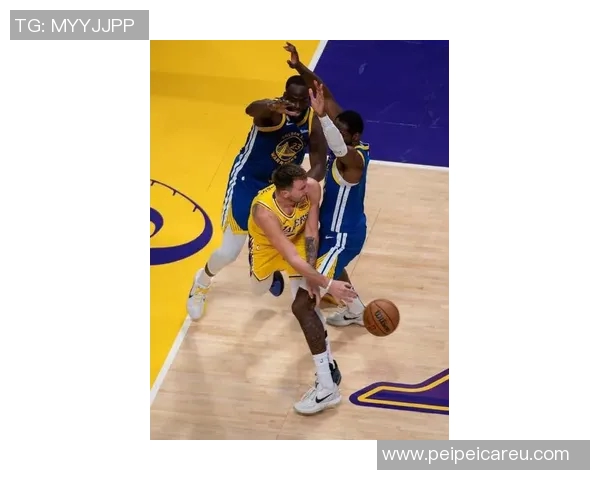 詹姆斯上篮偏出 里弗斯跟进补篮命中 詹姆斯上篮偏出 里弗斯跟进补篮命中